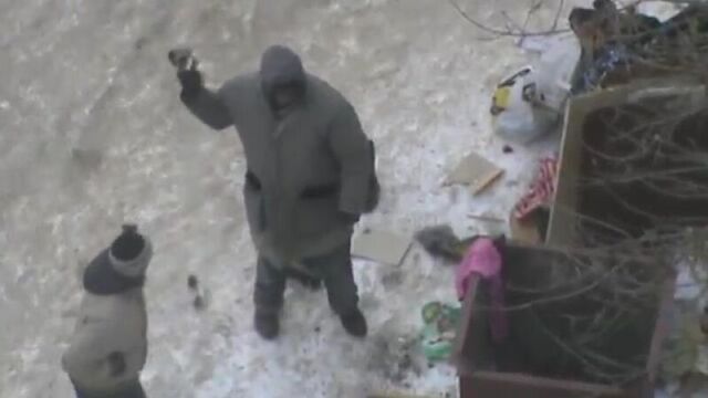 Бомжи у мусорки нашли тряпки в мусорке — мусор — Геннадий Горин из города Орла ( Город Орёл ) 2017 год - vonzi.org